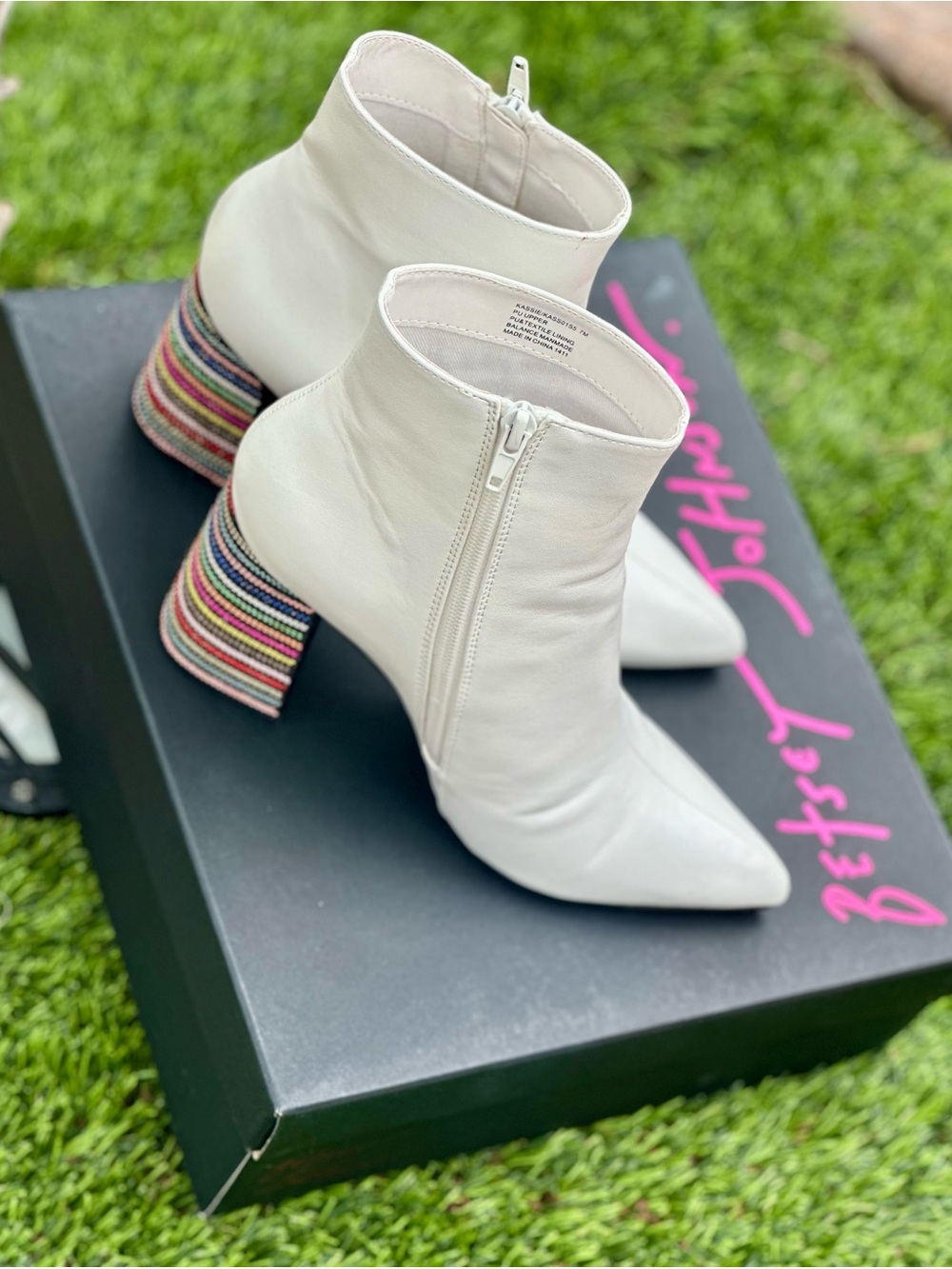 Betsey Johnson Kassie White Boots Rhinestone Block Heel Womens Size 7 In Box